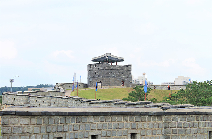 Hwaseong Fortress stretches 5.7km and is known to have been constructed very scientifically.2